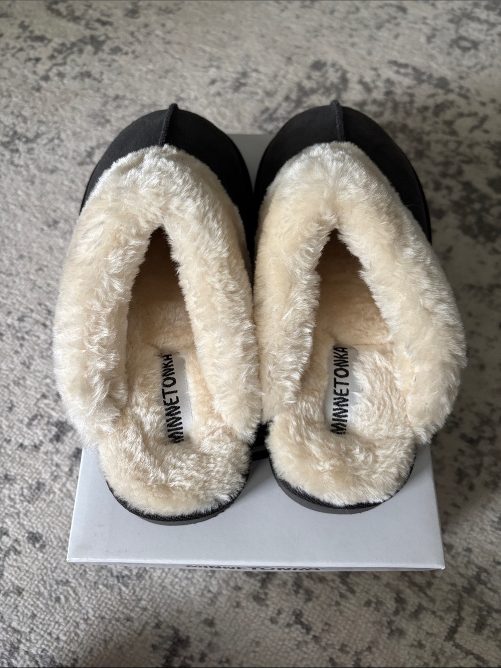 Minnetonka x Free People Women's Black Slip-On Slippers with Cream Fur Lining